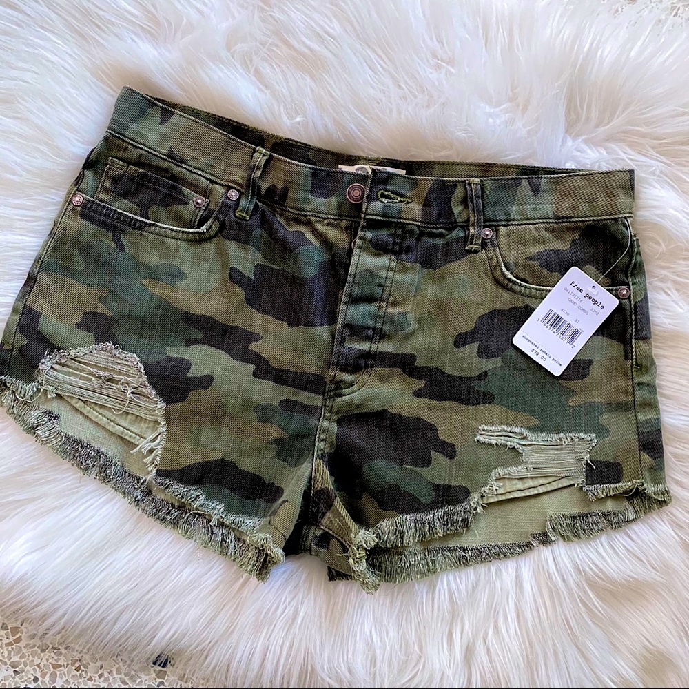 5 FREE PEOPLE Loving Good Vibrations Short Camo